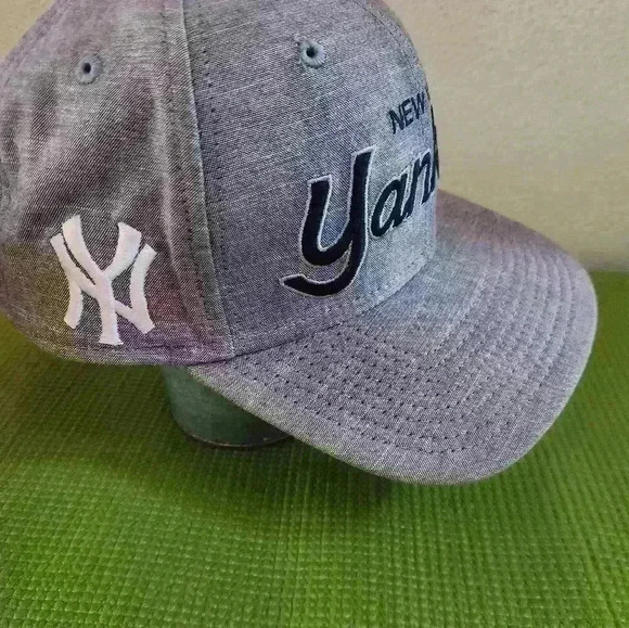 Nike New York Yankee snap back baseball hat cap. Gently used - Picture 3 of 9